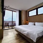 Meteora Gold And Glass 칼람파카